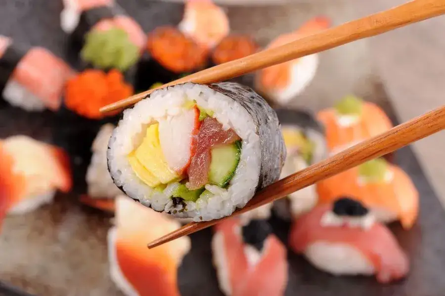 Zdjęcie Ile sztuk sushi na osobę? Sprawdź, jak uniknąć błędów przy zamawianiu