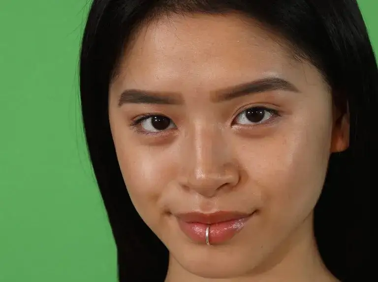 Zdjęcie Czy kolczyk w wardze boli? Oto, co musisz wiedzieć o bólu