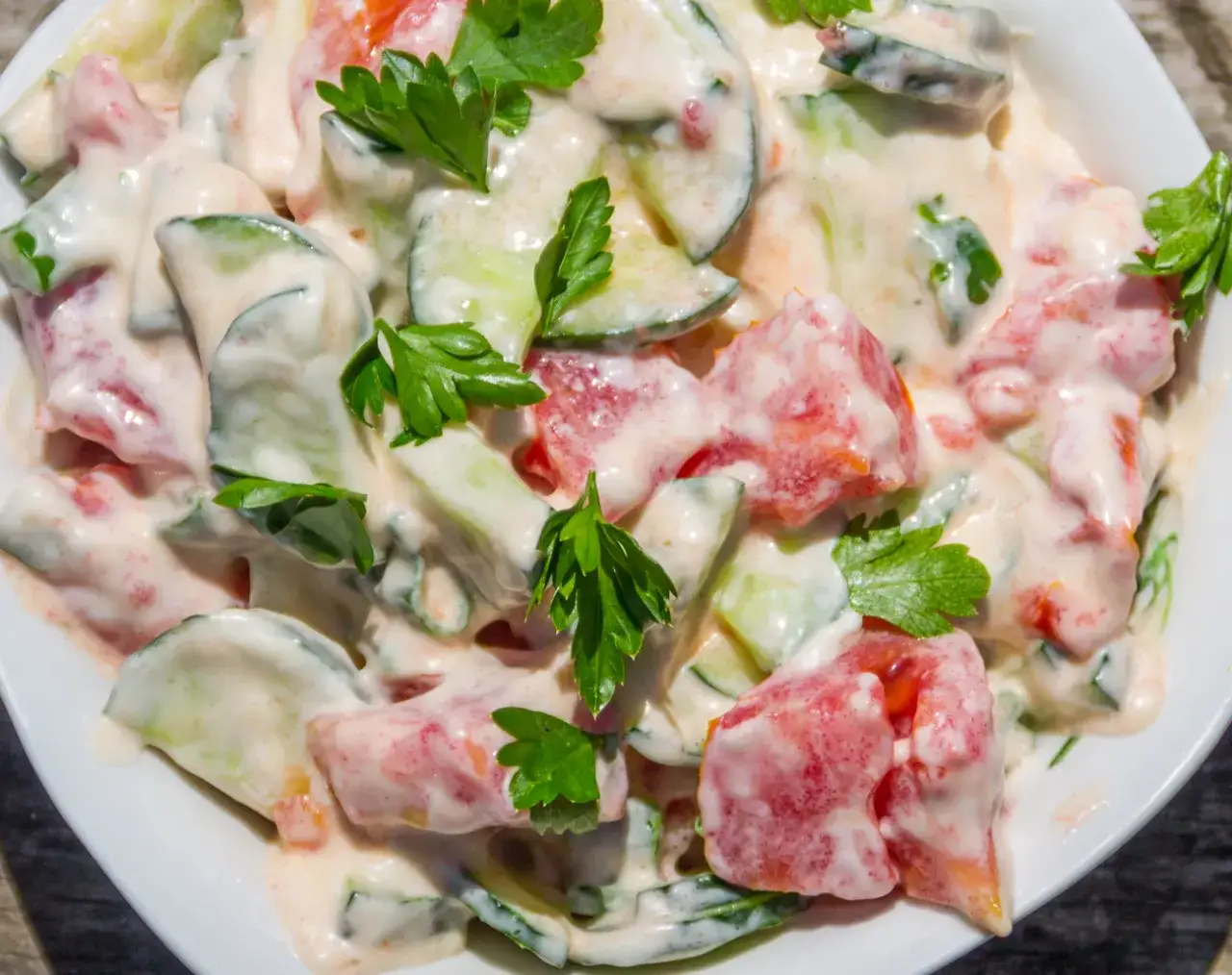 Zdjęcie Najlepsze sałatki do szaszłyków, które zachwycą Twoich gości