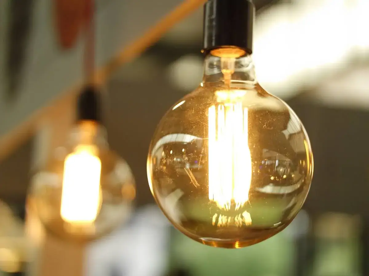 Zdjęcie Kiedy wynaleziono żarówkę? Historia, która zmieniła świat oświetlenia