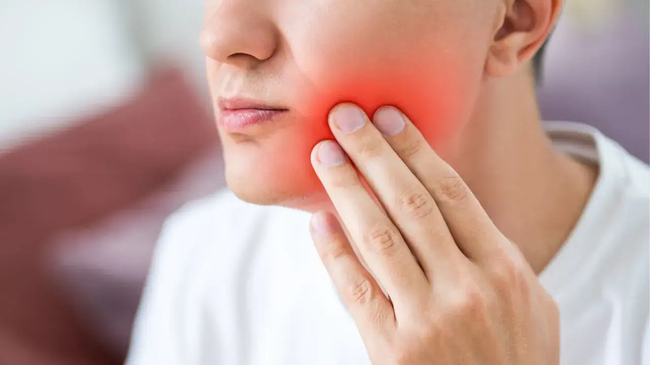 Zdjęcie Jak zasnąć z bólem zęba - sprawdzone sposoby na ulgę w nocy