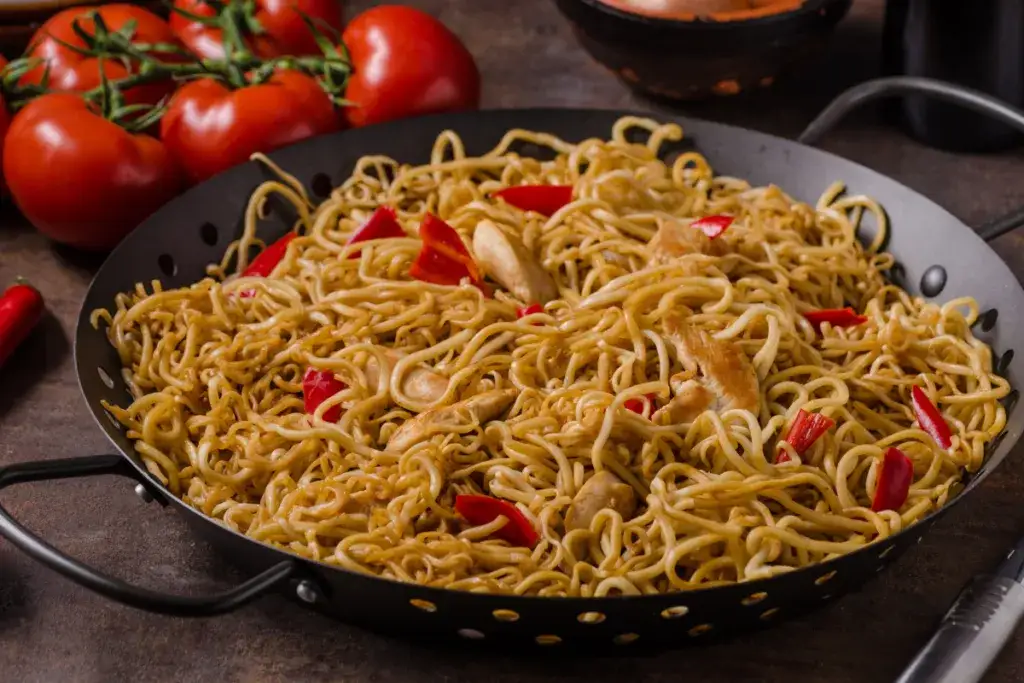 Zdjęcie Pyszny makaron z kurczakiem w 15 minut. Prosty przepis bez wysiłku!