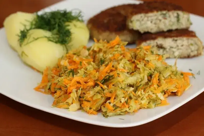 Zdjęcie Jakie mięso do surówki z kiszonej kapusty, aby zachwycić gości?