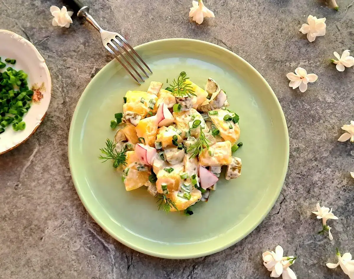 Zdjęcie Szybka sałatka na grilla z ziemniakami i ogórkiem zielonym, która zachwyci smakami