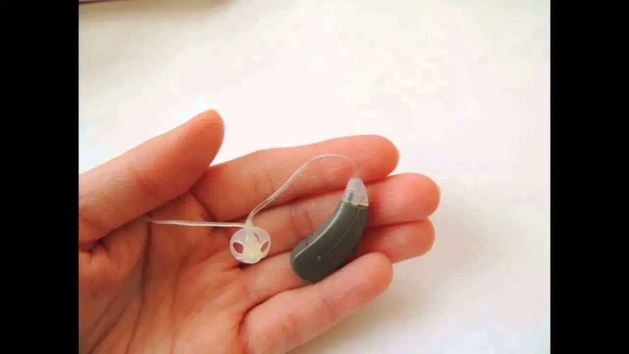 Zdjęcie Ile kosztuje niewidoczny aparat słuchowy? Ceny, które zaskakują