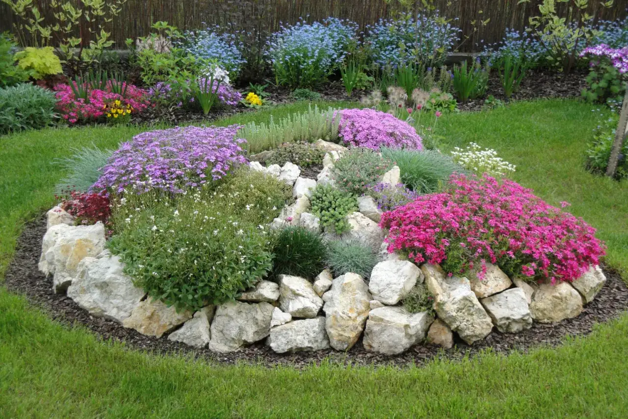 Zdjęcie Jak zrobić mały skalniak przed domem – proste kroki i porady