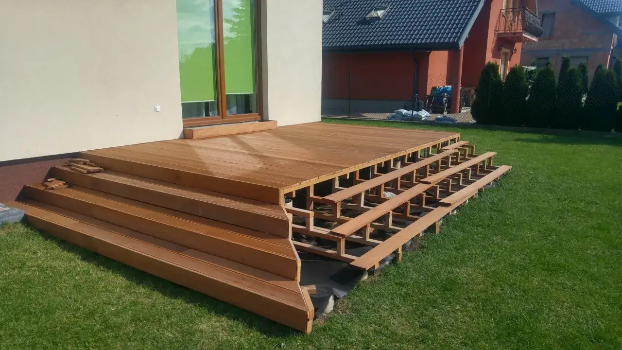 Zdjęcie Ile kosztuje budowa tarasu z drewna? Oszczędź nawet 50% na realizacji!