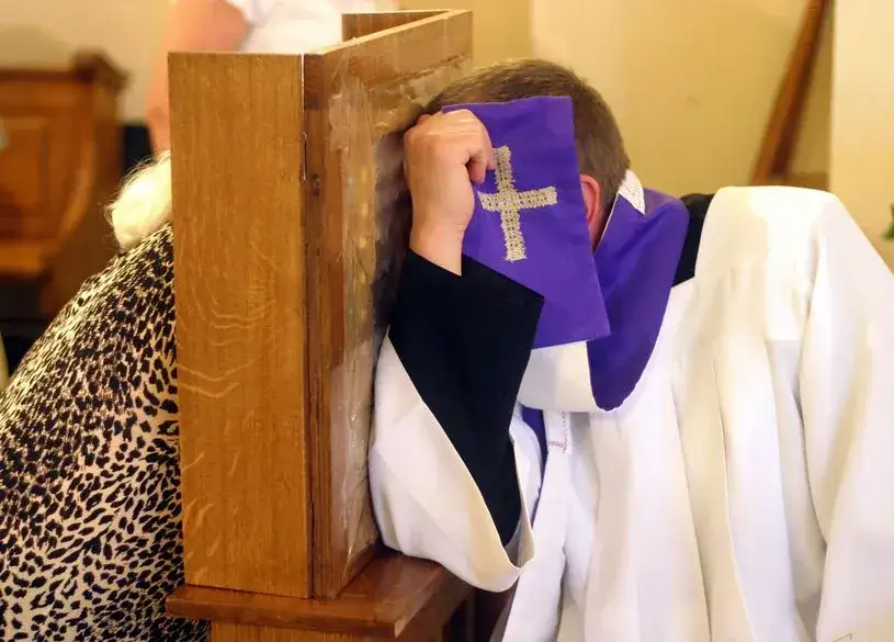 Zdjęcie Czy po rozwodzie można iść do spowiedzi? Warunki i duchowe aspekty