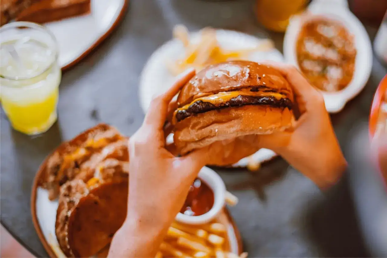Zdjęcie Jaki ser do burgera? Odkryj najlepsze opcje, które zachwycą smakiem