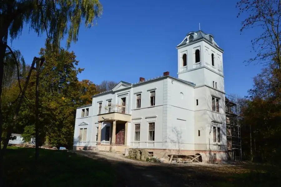 Zdjęcie Pałac w Głuchowie: fascynująca historia i architektura czekają na Ciebie