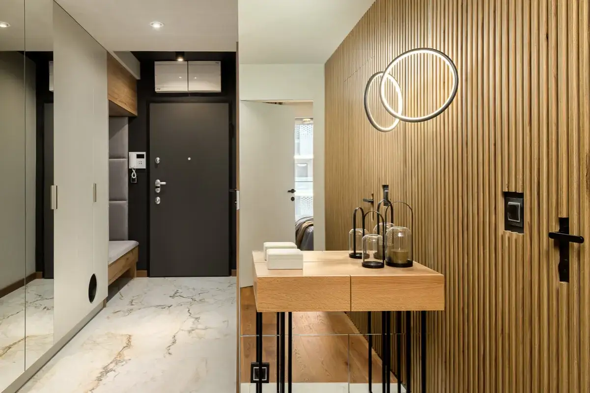 Zdjęcie Jak kreatywnie ukryć krzywe ściany w przedpokoju – praktyczne porady i inspiracje