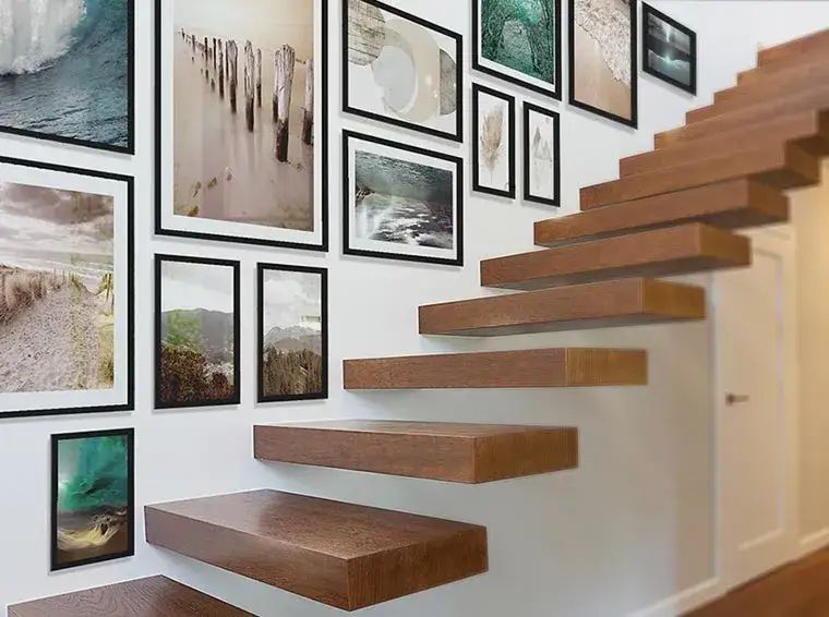 Zdjęcie Najlepsze pomysły na ścianę przy schodach: inspirujące dekoracje do domu