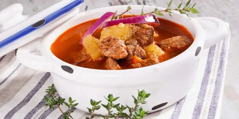 Zdjęcie Czy można mrozić gulasz? Sprawdź, jak to zrobić prawidłowo!