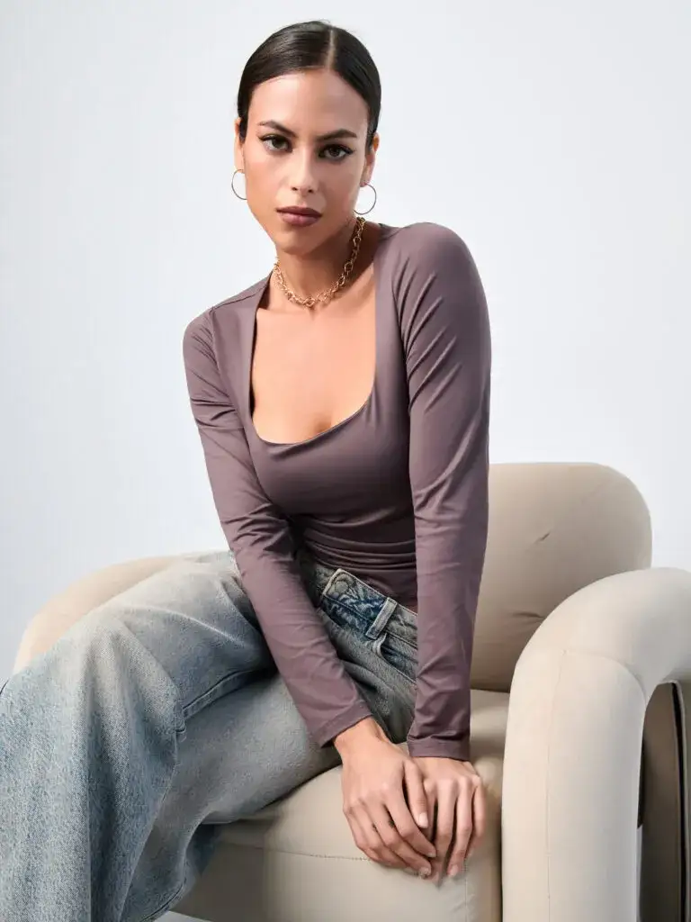 Zdjęcie Idealne bluzki do jasnych jeansów – unikaj modowych wpadek