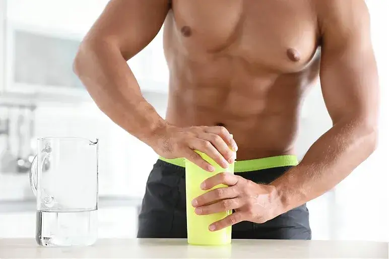 Zdjęcie Kreatyna przed czy po treningu – co przynosi lepsze efekty?