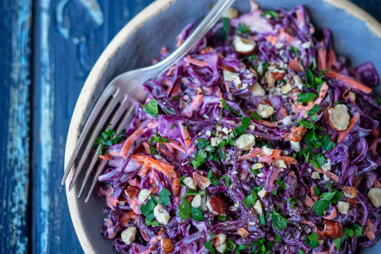 Zdjęcie Najlepsza sałatka z czerwonej kapusty - przepis krok po kroku dla każdego