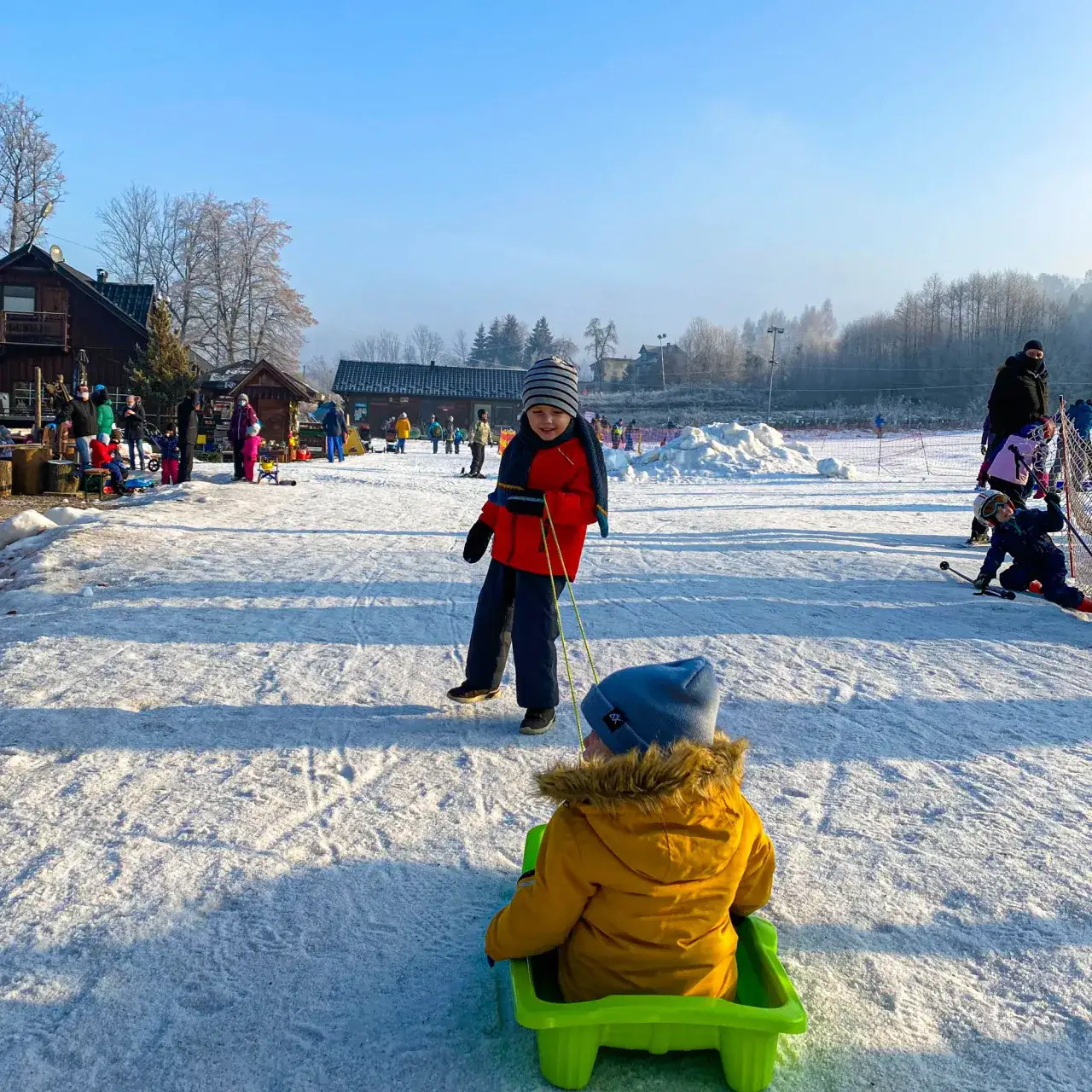 Zdjęcie Gdzie na sanki z dzieckiem w Małopolsce? Najlepsze miejsca na zimowe szaleństwo