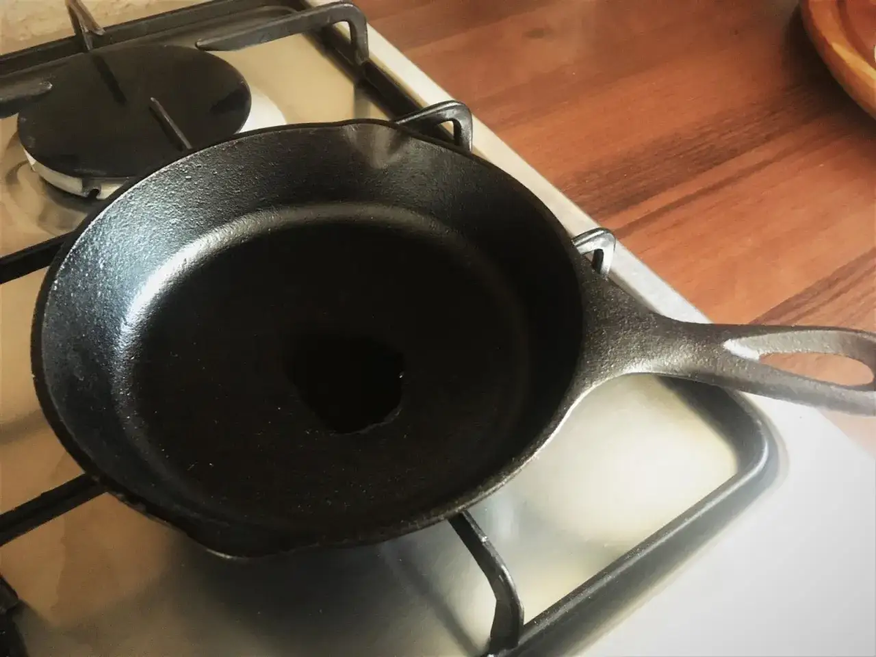 Zdjęcie Jak używać patelni żeliwnej, by uniknąć rdzewienia i przywierania