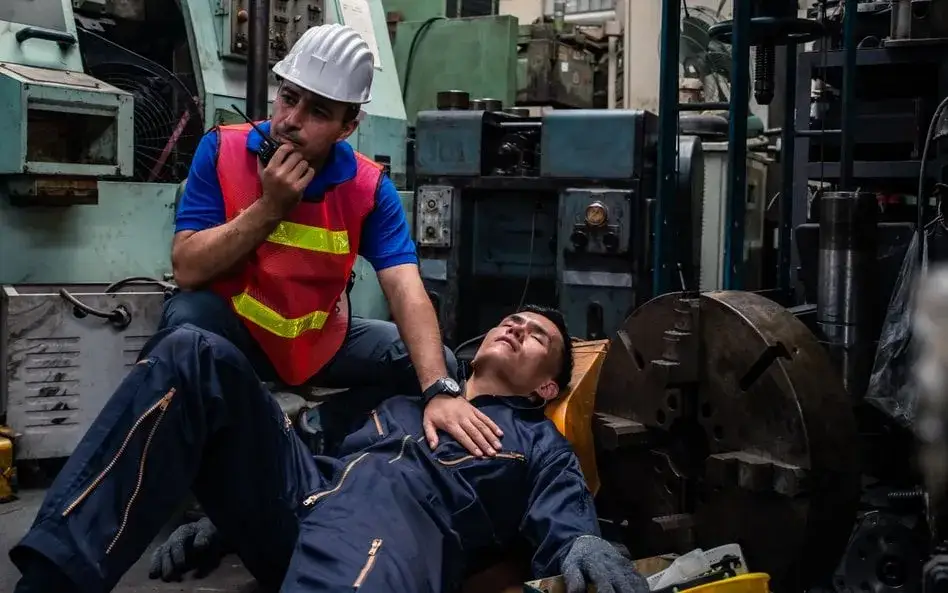 Zdjęcie Kto ma obowiązek udzielić pracownikowi pierwszej pomocy w firmie?