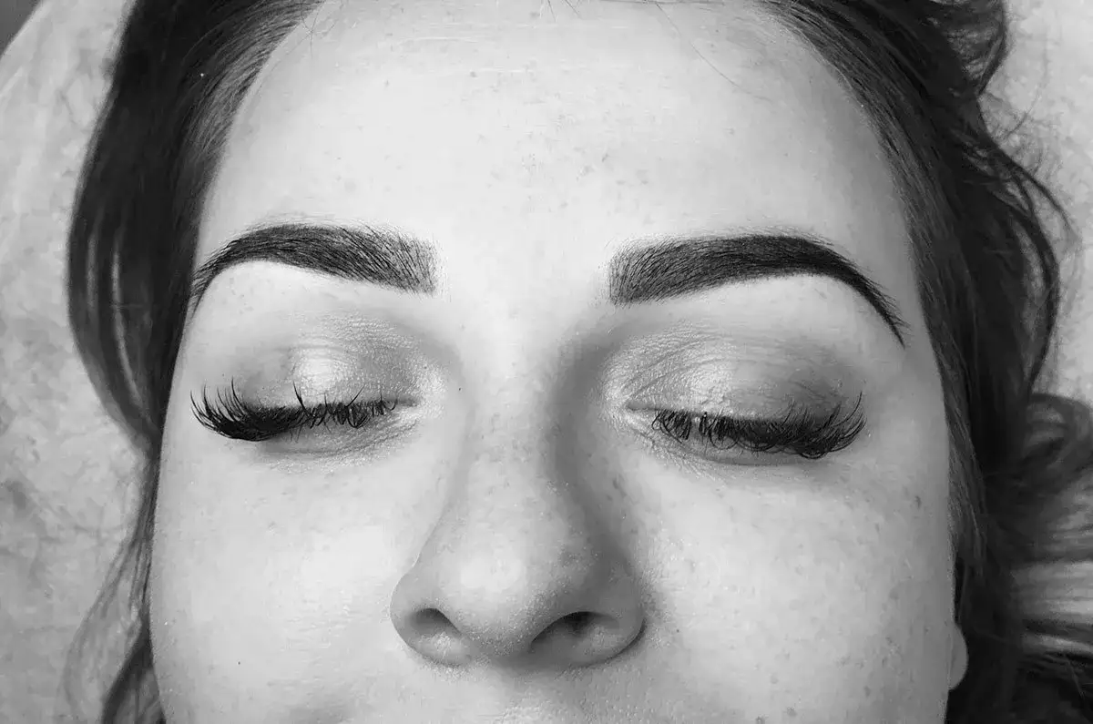 Zdjęcie Makijaż permanentny - jak długo się utrzymuje i co wpływa na trwałość