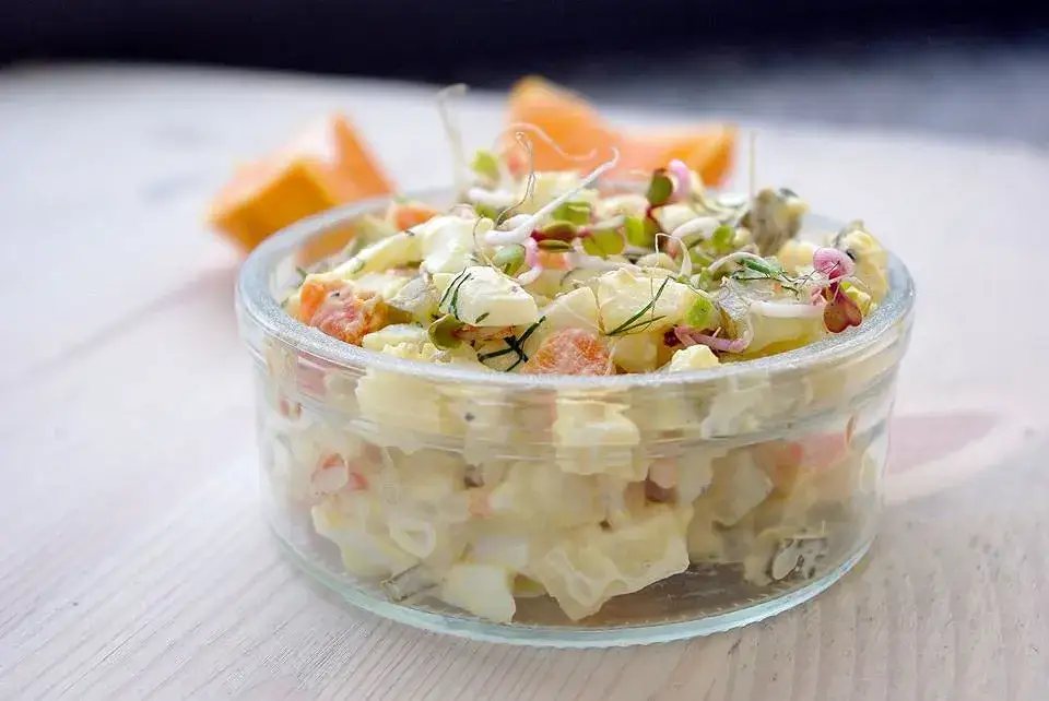 Zdjęcie Sałatka jarzynowa skąd pochodzi? Odkryj jej zaskakującą historię