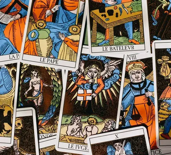Zdjęcie Co to karty tarota? Odkryj ich znaczenie i historię w wróżeniu