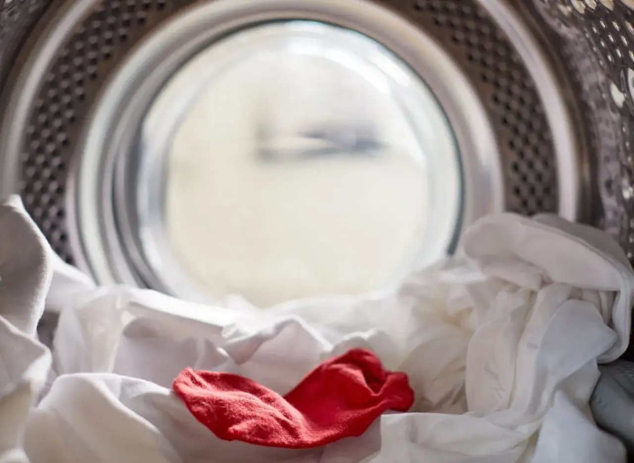 Zdjęcie Jak uratować zafarbowane pranie - skuteczne metody na ratunek