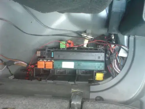 Zdjęcie Gdzie jest sterownik centralnego zamka BMW E39 i jak go naprawić