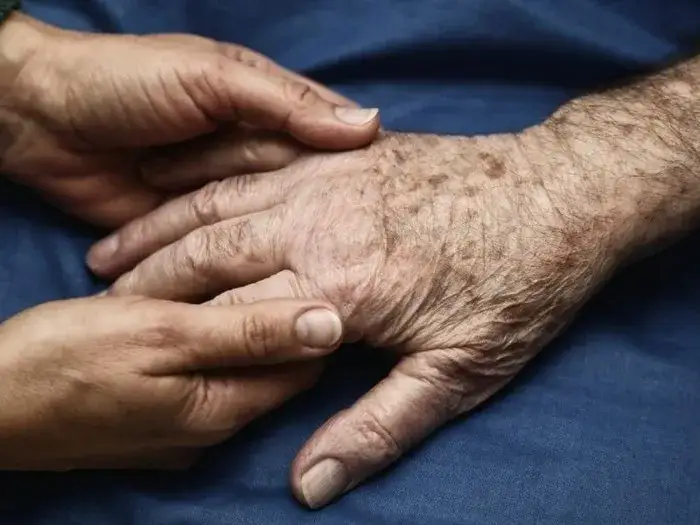 Zdjęcie Sennik: Co oznacza sen o śmierci dziadka, który już nie żyje?