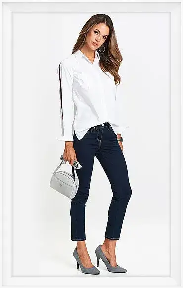 Zdjęcie Stylizacje z granatowymi jeansami damskimi, które zachwycą każdego