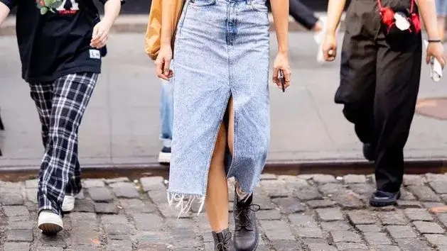 Zdjęcie Jak stylizować jeansową spódnicę? Odkryj modne połączenia i trendy