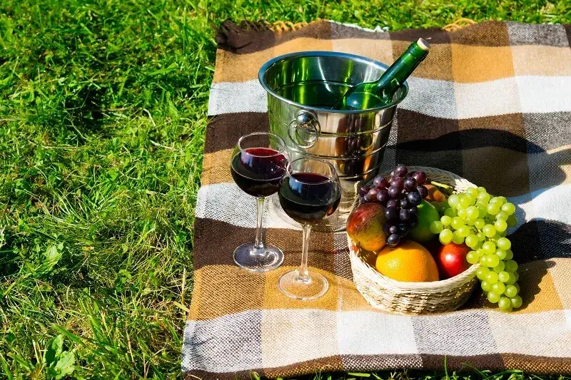 Zdjęcie Czy czerwone wino się chłodzi? Odkryj idealne temperatury i metody