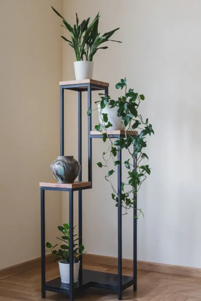 Zdjęcie Jaki kwietnik do salonu wybierać, by ożywić wnętrze i zaoszczędzić miejsce?