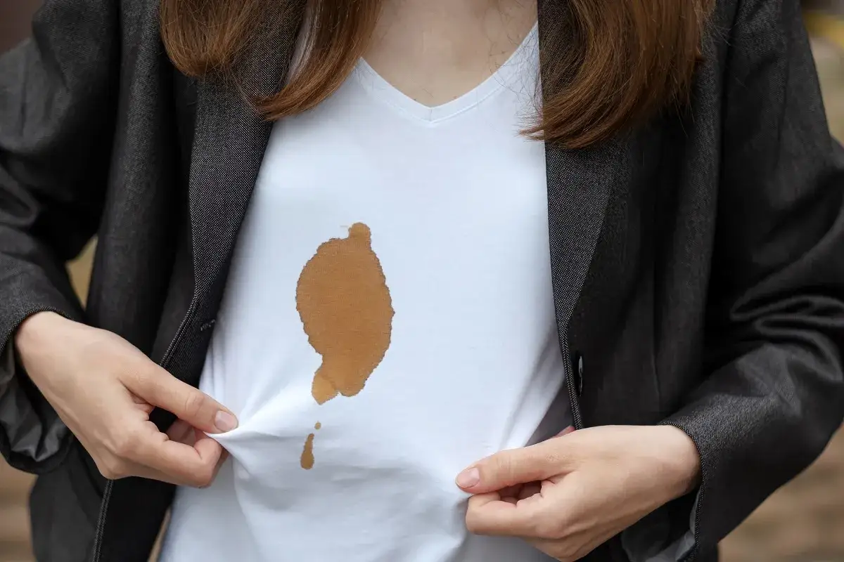 Zdjęcie Jak usunąć plamy z kawy z białej bluzki - sprawdzone metody i porady