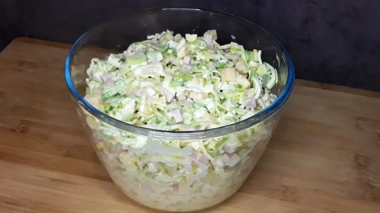 Zdjęcie Jak zmiękczyć pora do sałatki, aby uzyskać idealną teksturę i smak