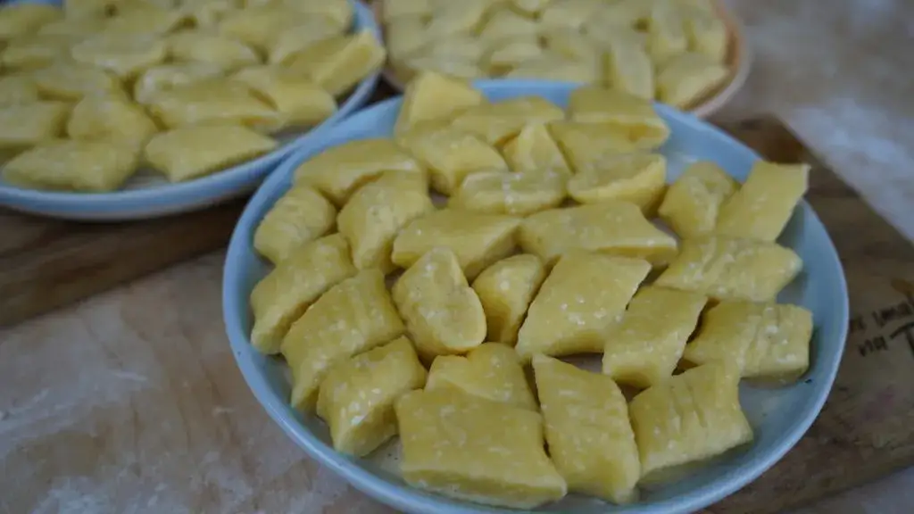 Zdjęcie Jak zrobić kluski idealne? Przepisy i triki na puszyste ciasto!