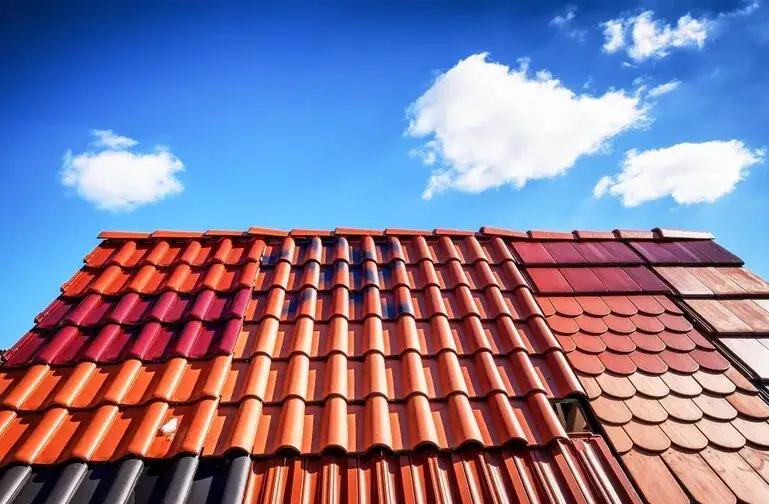 Zdjęcie Ile waży jedna dachówka ceramiczna? Kluczowe informacje dla budownictwa.