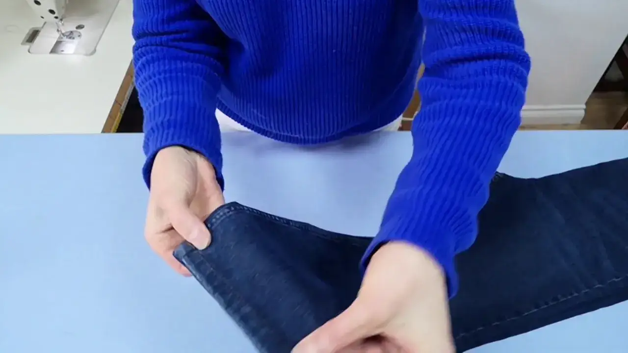 Zdjęcie Jak skr&oacute;cić spodnie dzwony, aby wyglądały stylowo i pasowały idealnie