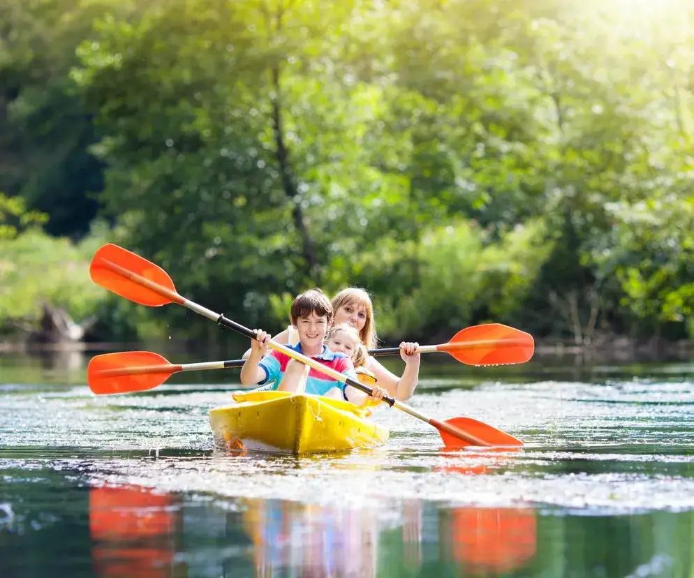 Zdjęcie Gdzie nad jezioro z dzieckiem? Najlepsze miejsca na rodzinny wypoczynek