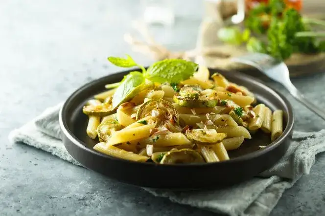 Zdjęcie Szybki przepis na makaron penne z cukinią - lekki i pyszny obiad