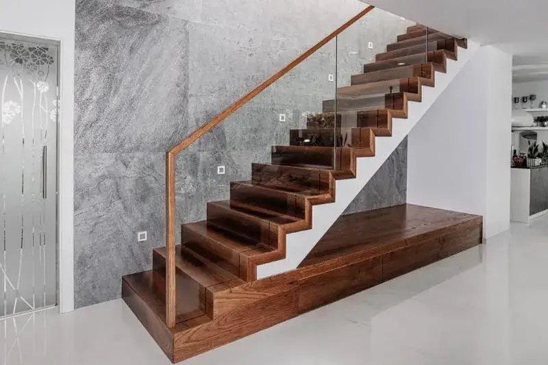 Zdjęcie Schody: Półmat czy połysk? Która opcja sprawi, że Twój dom będzie olśniewający