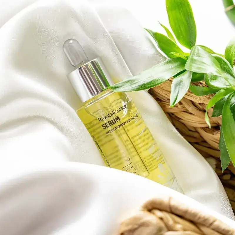 Zdjęcie Rewitalizujące serum przeciwzmarszczkowe z witaminą C i Stoechiol - skuteczne działanie na zmarszczki