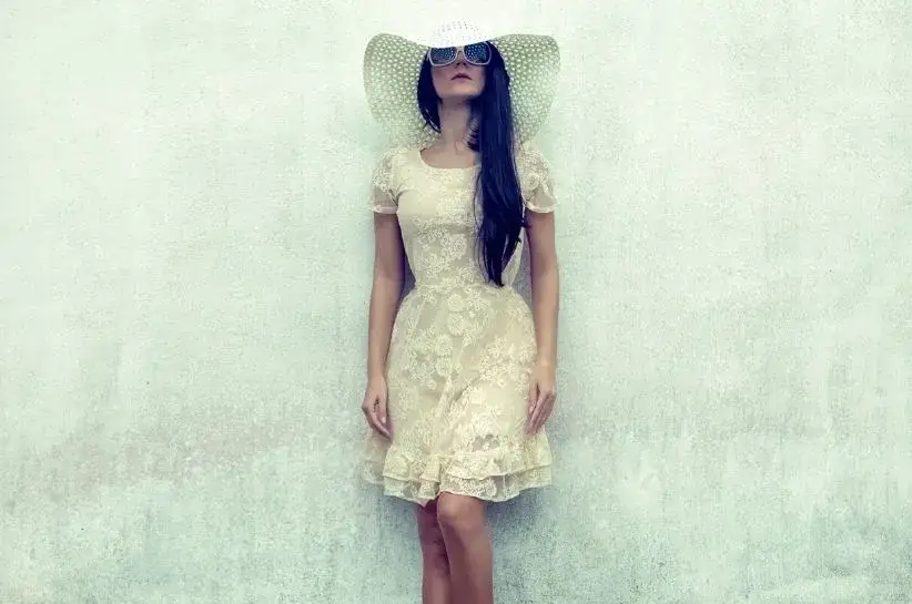 Zdjęcie Jakie dodatki do sukni z koronki, aby wyglądać olśniewająco?