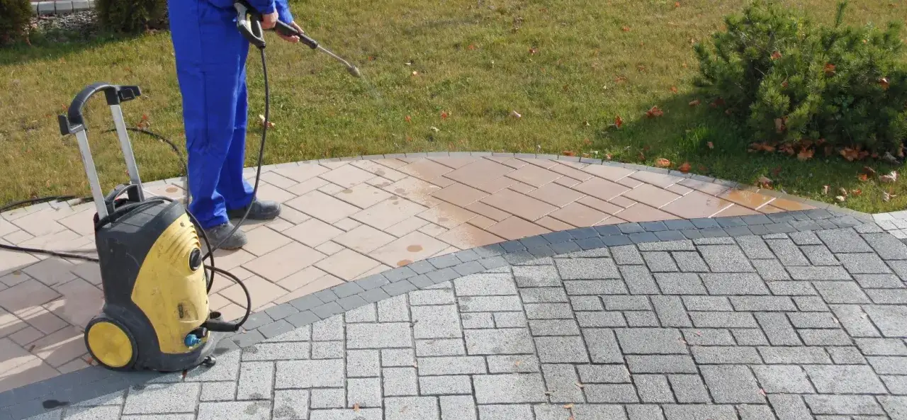 Zdjęcie Skuteczne sposoby, czym czyścić kostkę brukową, aby uniknąć zniszczeń