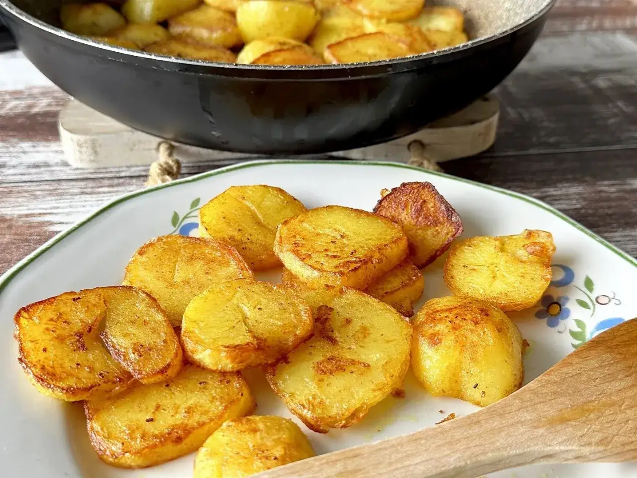 Zdjęcie Jak zrobić talarki ziemniaczane na patelni, by były chrupiące i smaczne