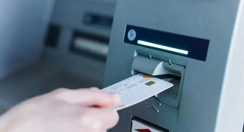 Zdjęcie Bankomat wciągnął kartę: Najważniejsze kroki do szybkiego odzyskania