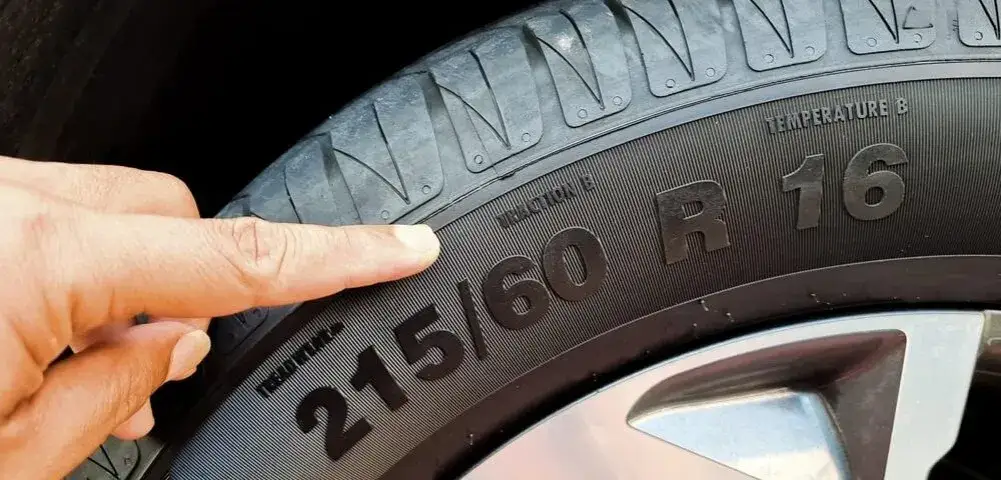 Zdjęcie Gdzie pisze rozmiar opony? Odkryj, jak go znaleźć w samochodzie
