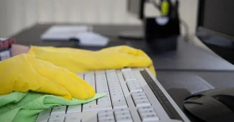 Zdjęcie Skuteczne sposoby na czyszczenie plastiku - uniknij trudnych zabrudzeń