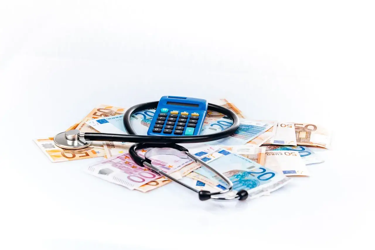 Zdjęcie Ile kosztuje ubezpieczenie zdrowotne w NFZ? Zaskakujące ceny i opcje