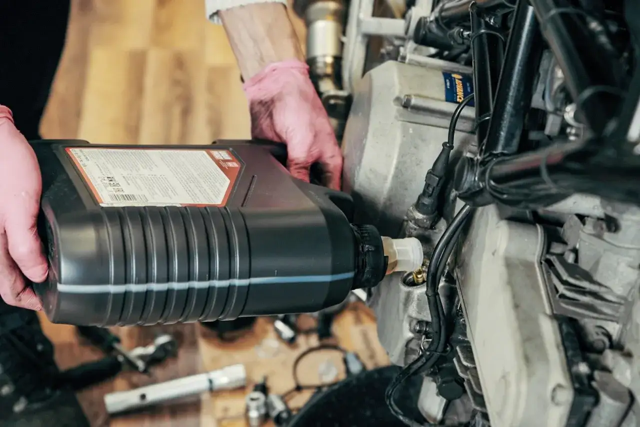 Zdjęcie Ile kosztuje wymiana oleju w motocyklu? Sprawdź, co wpływa na cenę